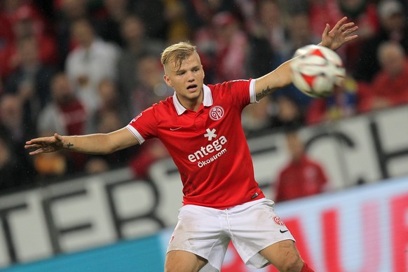 epa04419329 Mainz&#039;s Johannes Geis sees his free-kick bouncing back during the German Bundesliga soccer match between FSV Mainz 05 and TSG 1899 Hoffenheim in Mainz, Germany, 26 September 2014. 

 ...