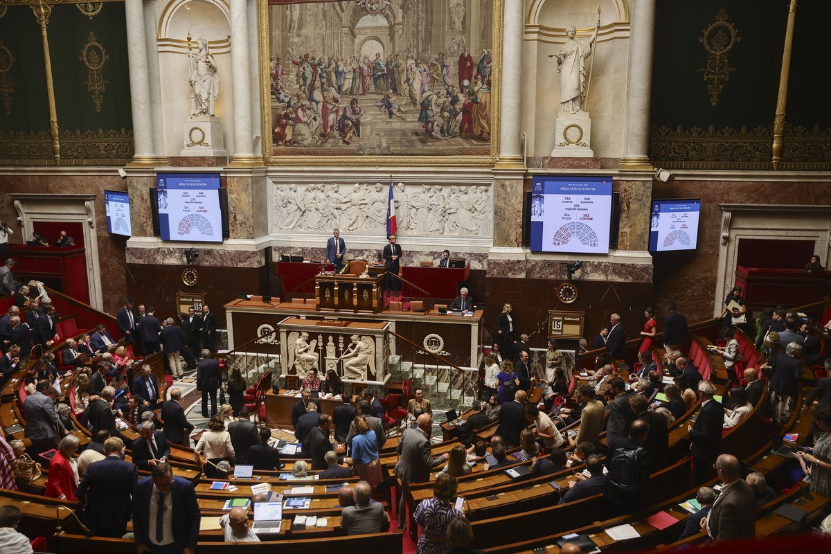 epa13113214 Screens display the results of the vote, 366 in favor and 182 against, on a bill aimed at providing immediate responses to incidents that disrupt public order and safety at the National As ...