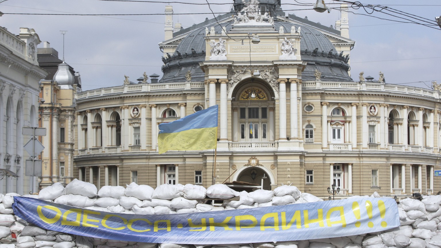 epaselect epa09833829 The Odessa National Academic Theatre of Opera and Ballet and one of the city&#039;s symbols behind a heavy barricade with a placard reading &#039;Odesa is Ukraine!&#039;, at the  ...