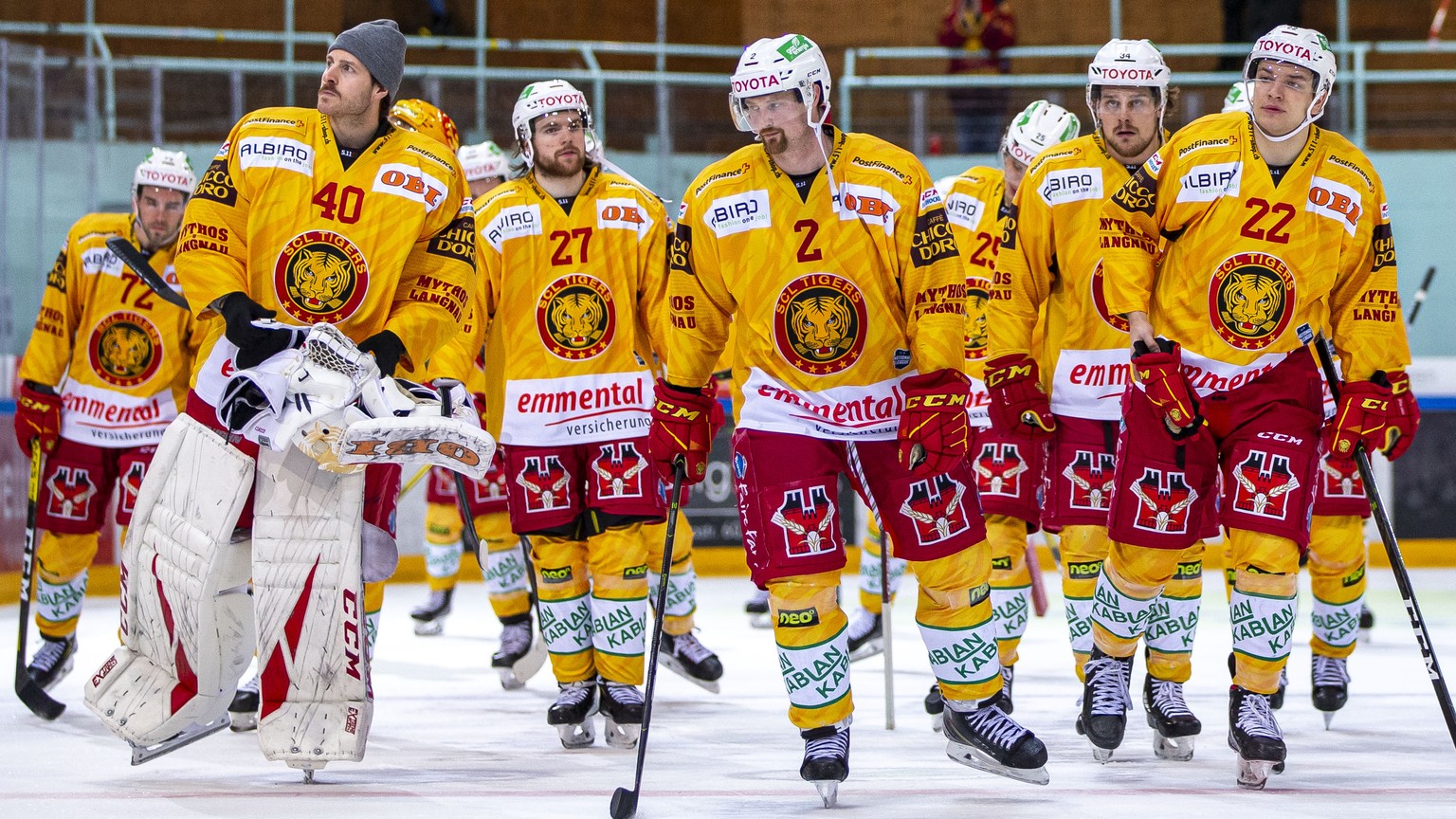 SCL Tigers Torhueter Damiano Ciaccio (#40), von links, Anthony Huguenin (#27), Federico Lardi (#2), Toms Andersons (#22) und ihre Mitspieler enttaeuscht auf dem Weg in die Garderobe nach der 7-3 Niede ...