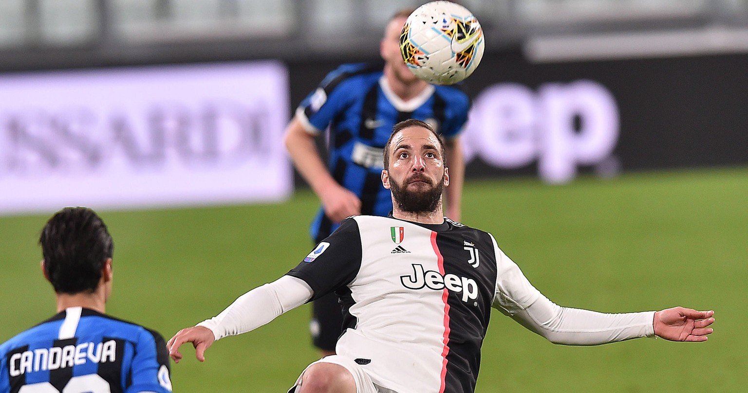 epa08279697 JuventusÄô Gonzalo Higuain in action during the Italian Serie A soccer match Juventus FC vs FC Internazionale Milano at the Allianz Stadium in Turin, Italy, 08 March 2020. EPA/ALESSANDRO  ...