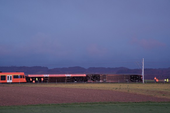 Gekippter, entgleister Zug des Unternehmens Aare Seeland mobil, fotografiert am 31.03.2023 in Bueren zum Hof. (KEYSTONE)