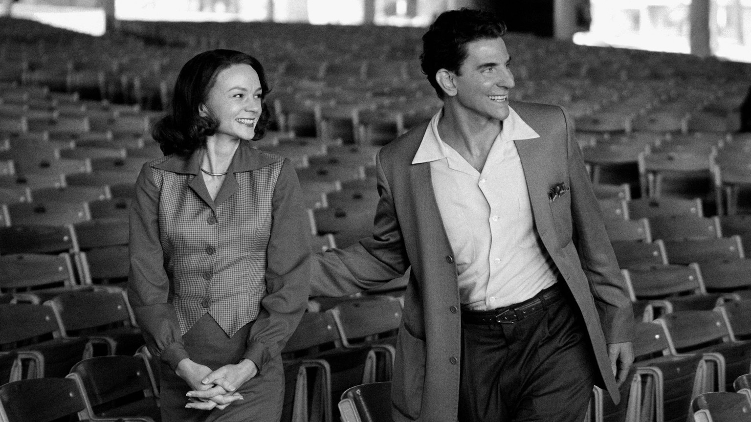 Maestro. (L to R) Carey Mulligan as Felicia Montealegre and Bradley Cooper as Leonard Bernstein (Director/Writer) in Maestro. Cr. Jason McDonald/Netflix © 2023.