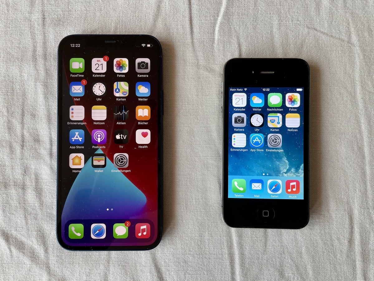 Das iPhone 12 läuft mit iOS 14. Beim iPhone 4 war mit iOS 7 der Zenit erreicht. Der Home-Screen sieht sehr ähnlich aus nach dem erstmaligen Starten. Doch der Eindruck täuscht. Abgesehen von der altbek ...