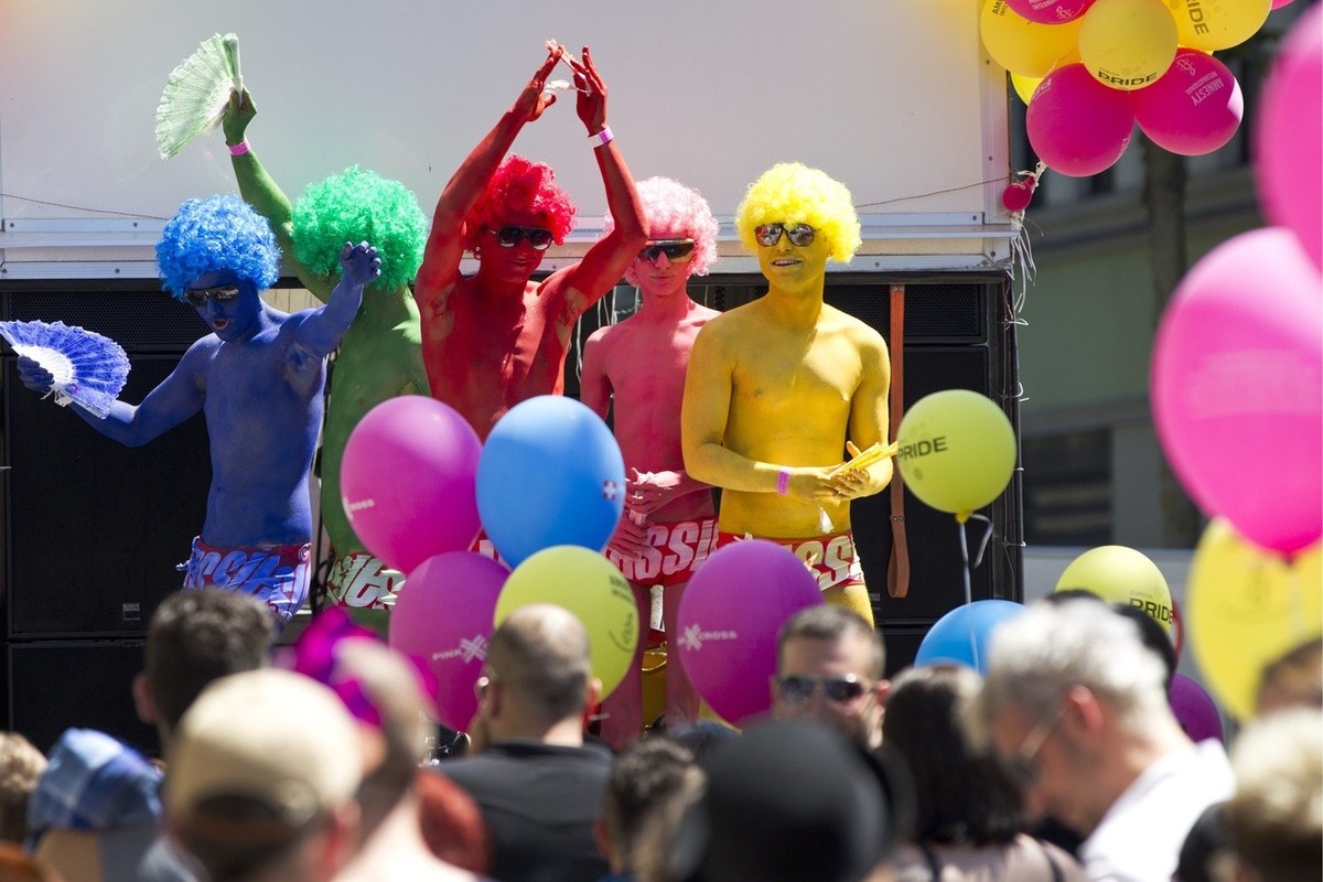 Schwule und Lesben sowie zahlreiche Schaulustige vergnuegen sich am Pride Festival in Zuerich am Samstag, 16. Juni 2012. Unter dem Motto "Welcome to Reality" will das Festival aufwecken, auf ...