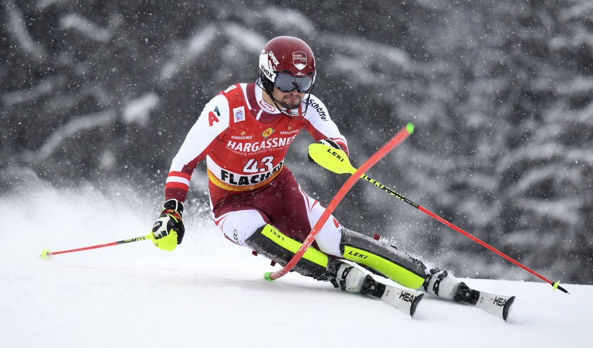 epa08943112 Johannes Strolz of Austria clears a gate during the first run of the Men's Slalom race at the FIS Alpine Skiing World Cup in Flachau, Austria, 17 January 2021. EPA/CHRISTIAN BRUNA