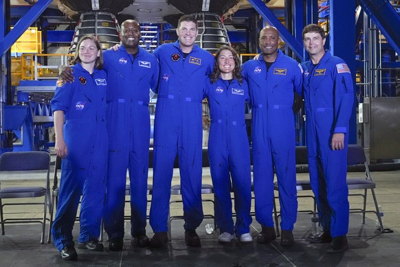 Astronauts for the Artemis 2 mission, from left, back up crew members Jenni Gibbons and Andre Douglas, mission specialist&#039;s Jeremy Hansen and Christina Koch, pilot Victor Glover and commander Rei ...
