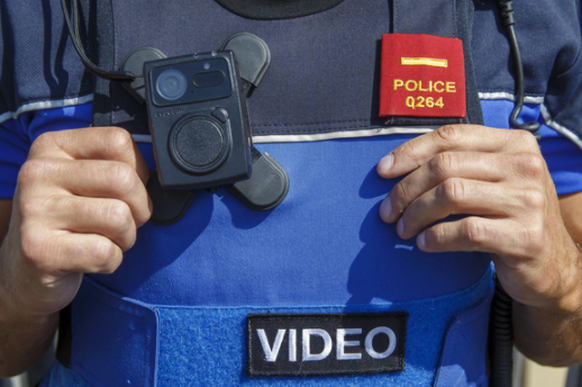 Seit 2019 filmt die Waadtländer Polizei auch mit Bodycams Polizeieinsätze.