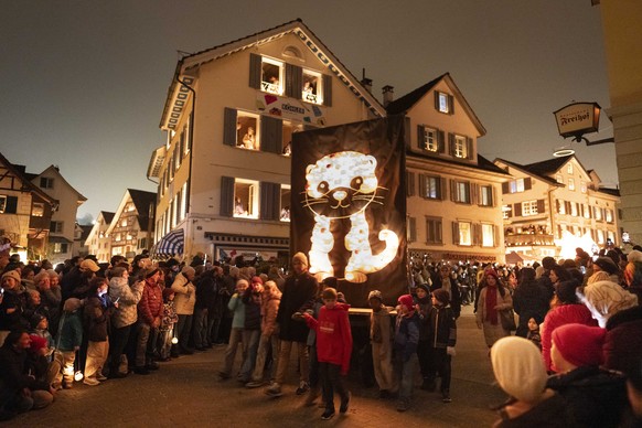 Rund 45 verschiedene Sujets mit rund 30 Tonnen Herbstrueben bestueckt zeigen sich am traditionellen Raebechilbi-Umzug durch Richterswil, aufgenommen am Samstag, 8. November 2025 in Richterswil. (KEYST ...