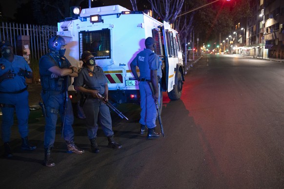 epa08913302 Police officers seen during SAPS (South African Police Force) operations to enforce the level 3 national lockdown in Hillbrow, Johannesburg, South Africa, 31 December 2020. The level 3 loc ...