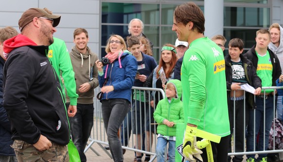 Yann Sommer nimmt sich Zeit für die Fans.