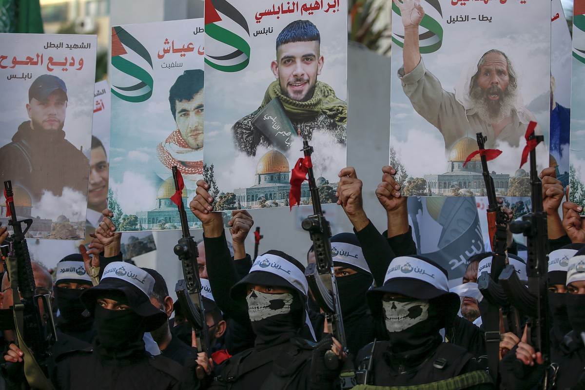 epa10359280 Fighters belonging to the Lion's Den group of the Al-Qassam brigades march during the preparations for the 14 December celebrations of the 35th founding anniversary of Hamas, in the n ...