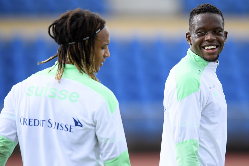 epa09508913 Swiss players Kevin Mbabu (L) and Denis Zakaria (R) attend their team&#039;s training session in Lausanne, Switzerland, 06 October 2021. Switzerland will face Northern Ireland and Lithuani ...