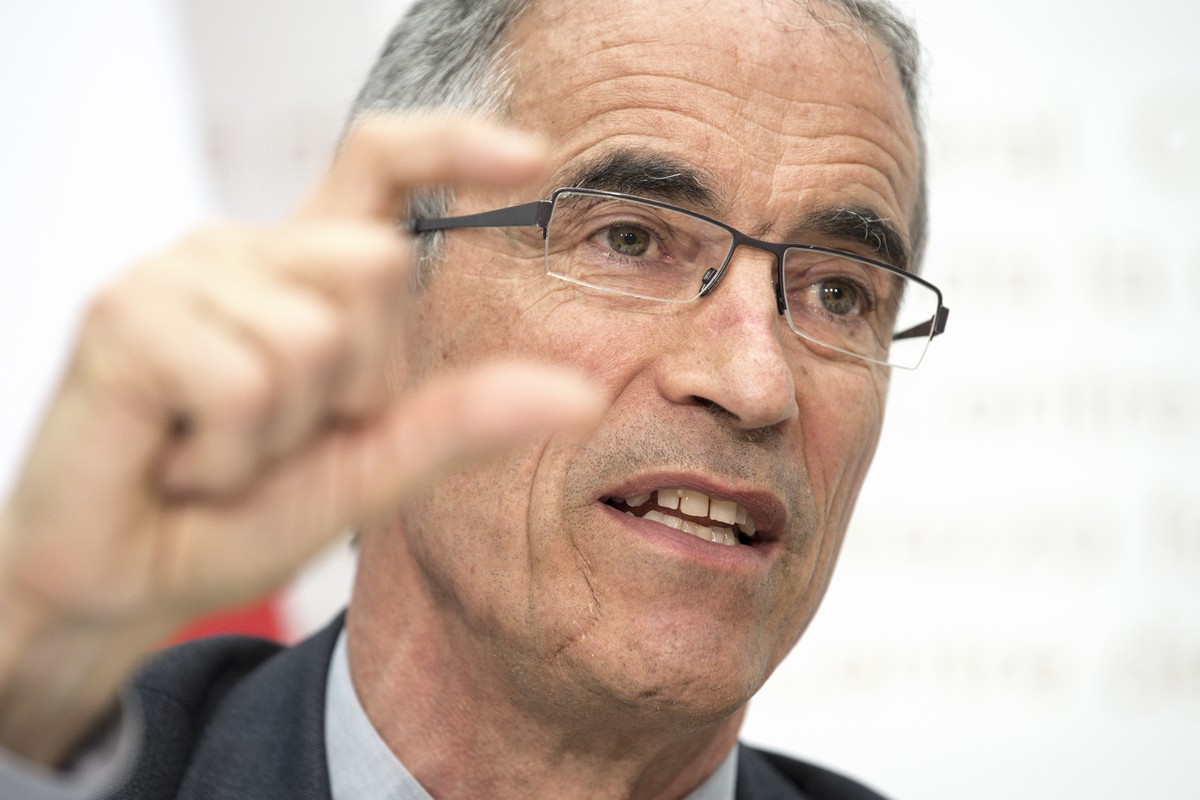 Serge Gaillard, Direktor Eidgenoessische Finanz Verwaltung EFV, spricht an einer Medienkonferenz ueber die Volksinitiative "fuer krisensicheres Geld: Geldschoepfung allein durch die Nationalbank& ...