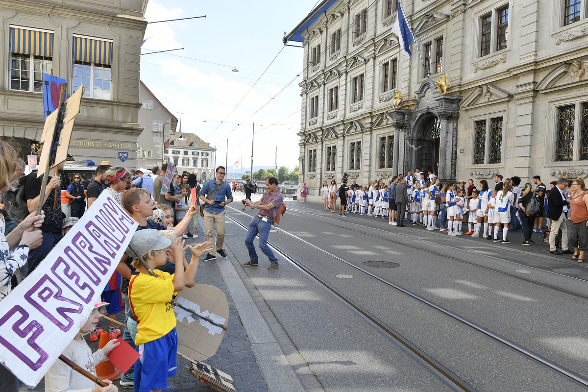 Gegner, links, und Berfuerworter, rechts, des Hardturm - Stadion vor dem Zuercher Rathaus am Mittwoch, 11. Juli 2018. (KEYSTONE/Walter Bieri)