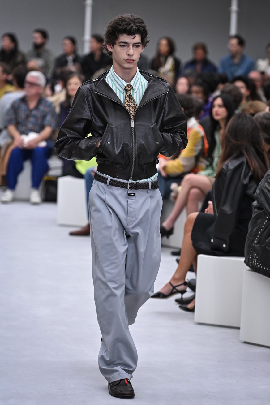 epa13277145 A model presents a creation from the Spring/Summer 2027 collection by Loewe fashion house during Paris Fashion Week in Paris, France, 02 October 2026. The Spring/Summer 2027 edition of Par ...