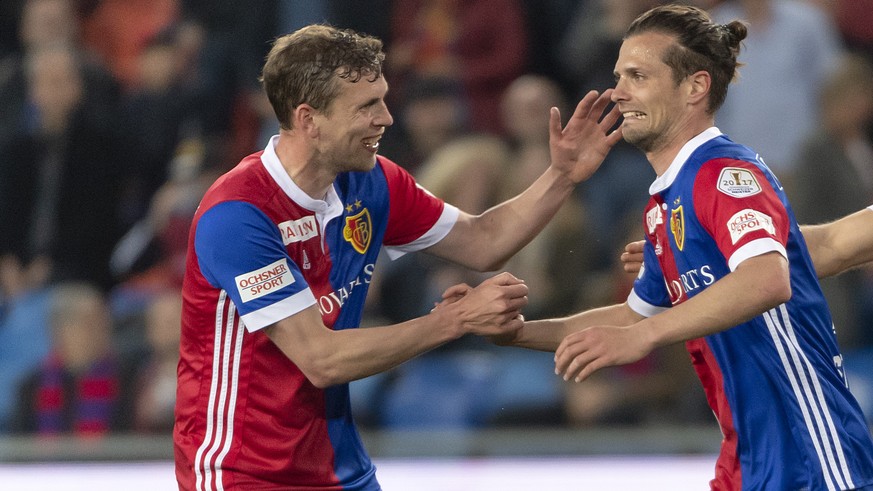 Basels Fabian Frei, Valentin Stocker und Michael Lang, von links, freuen sich ueber das 2:0 im Fussball Meisterschaftsspiel der Super League zwischen dem FC Basel 1893 und dem FC Zuerich im Stadion St ...