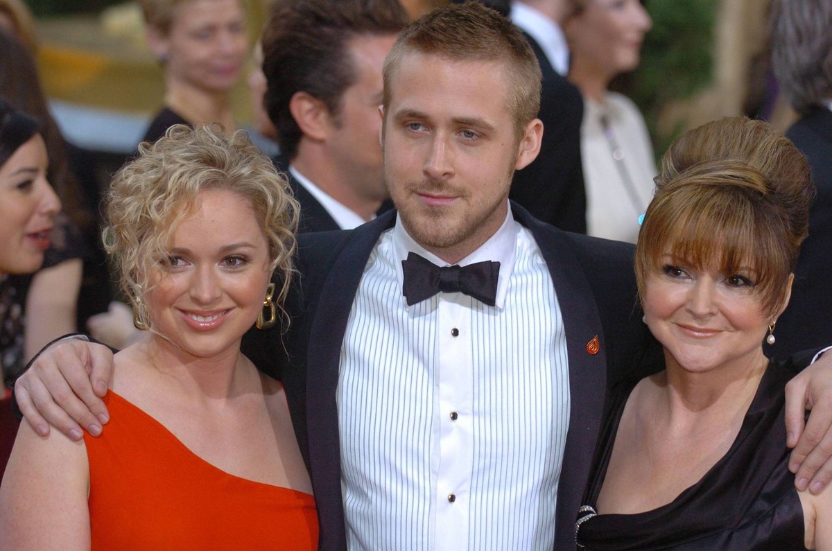 Feb 25, 2007 - Los Angeles, CA, USA - OSCARS 2007: RYAN GOSLING with mother and sister arriving at the 79th Annual Academy Awards held at the Kodak Theatre in Los Angeles. PUBLICATIONxINxGERxSUIxAUTxO ...