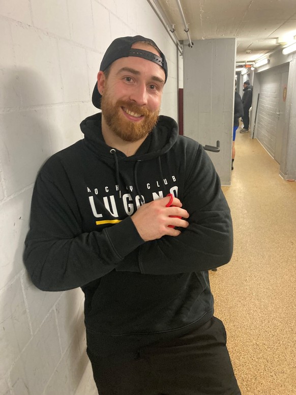 Dominic Nyffeler nach dem verlorenen Comeback-Spiel im Kabinengang des Langnauer Hockeytempels