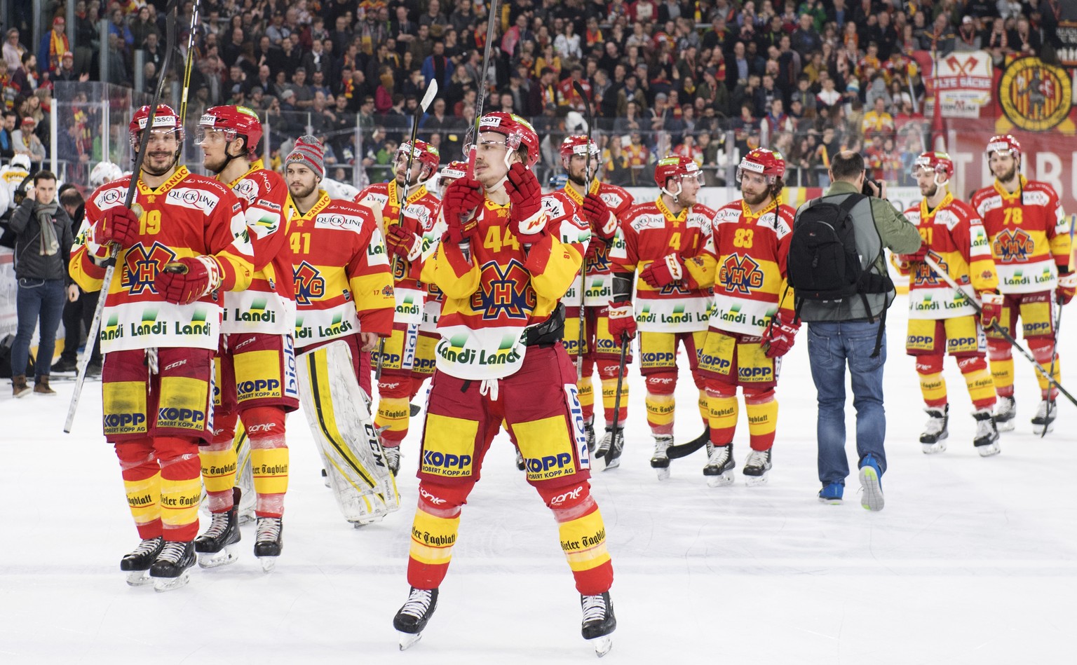 Die Bieler Spieler bedanken sich bei den Fans, nach dem ersten Playoff-Halbfinalspiel der Eishockey National League zwischen, dem EHC Biel und dem HC Lugano, am Dienstag, 27. Maerz 2018, in der Tissot ...