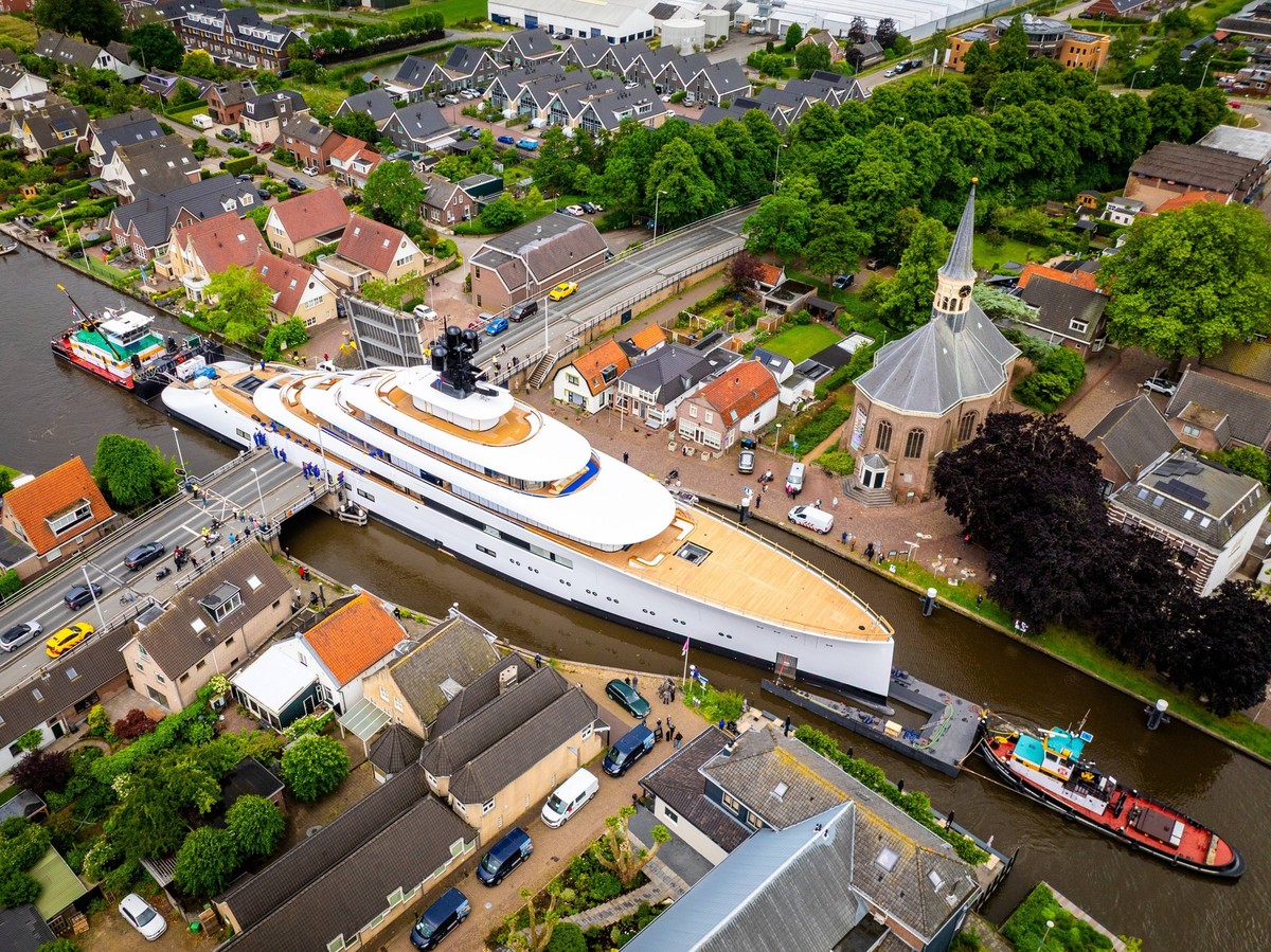 News Bilder des Tages WOUBRUGGE - Passing and measuring at the Woubrugsebrug during the transport of former Starbucks CEO Howard Schultz s new yacht. The super deluxe mega yacht was built dooe Feadshi ...