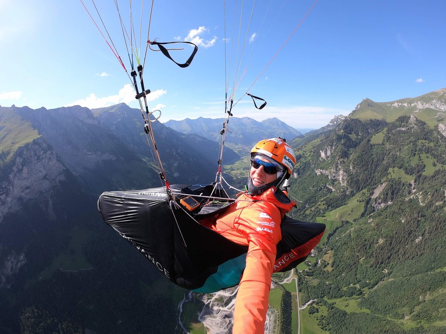 Chrigel Maurer in seiner Gleitschirm-Montur während des Rennens in Grindelwald.