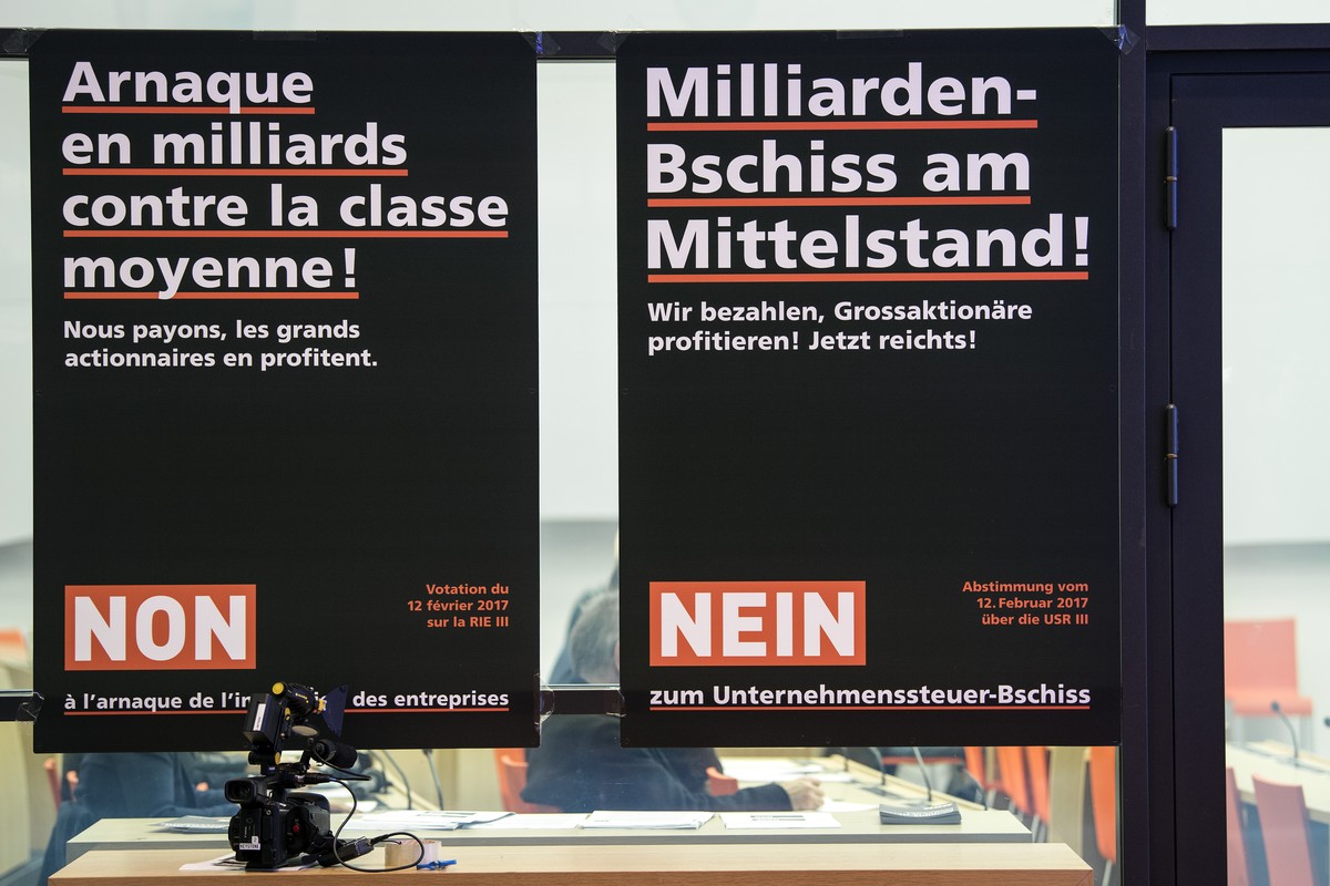 Plakate vom ueberparteilichen Komitee haengen anlaesslich des Kampagnenstarts "Nein zur Unternehmenssteuerreform USR III" an einer Scheibe, am Dienstag, 29. November 2016, in Bern. (KEYSTONE ...