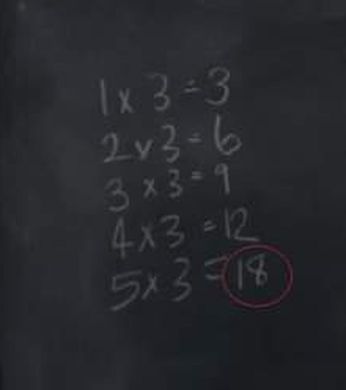 Filmfehler Queens Gambit

https://www.reddit.com/r/MovieMistakes/comments/ykwn1t/in_queens_gambit_2020_the_maths_on_the_board_is/
