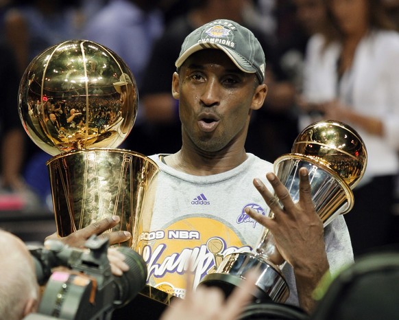 Auf dem Höhepunkt seiner Schaffenskraft: Kobe Bryant 2009 mit dem Meister- und Final-MVP-Pokal.