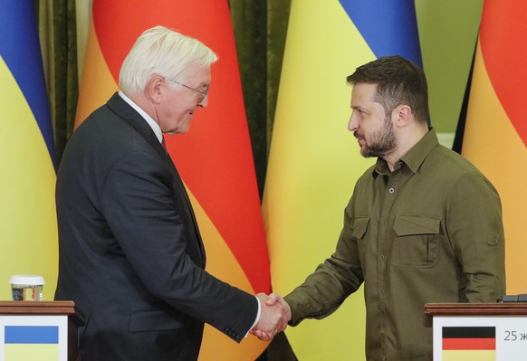 epa10265744 Ukrainian President Volodymyr Zelensky (R) shakes hands with German President Frank-Walter Steinmeier (L) after their joint news conference following their meeting at the Presidential offi ...