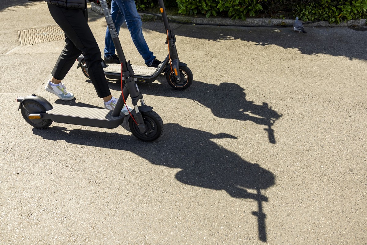 Des conducteurs de trottinette sont photographies sur la promenade du Lac, en marge du lancement de la campagne de sensibilisation et de repression afin de lutter contre les comportements dangereux en ...