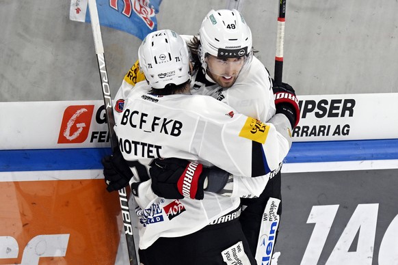 Gotterons Victor Rask, rechts, jubelt mit Killian Mottet, links, nach seinem Siegestor zum 2-3 fuer Gotteron beim Eishockey-Qualifikationsspiel der National League zwischen den ZSC Lions und dem HC Fr ...