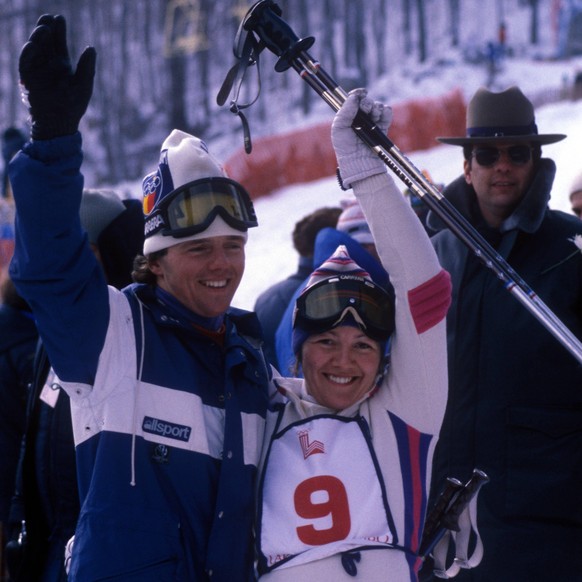 Bildnummer: 01819333 Datum: 23.02.1980 Copyright: imago/Sven Simon
Olympiasiegerin Hanni Wenzel (re.) feiert mit ihrem Bruder Andreas (beide Liechtenstein) im Zielraum; Slalom, hoch, close, Jubel, jub ...