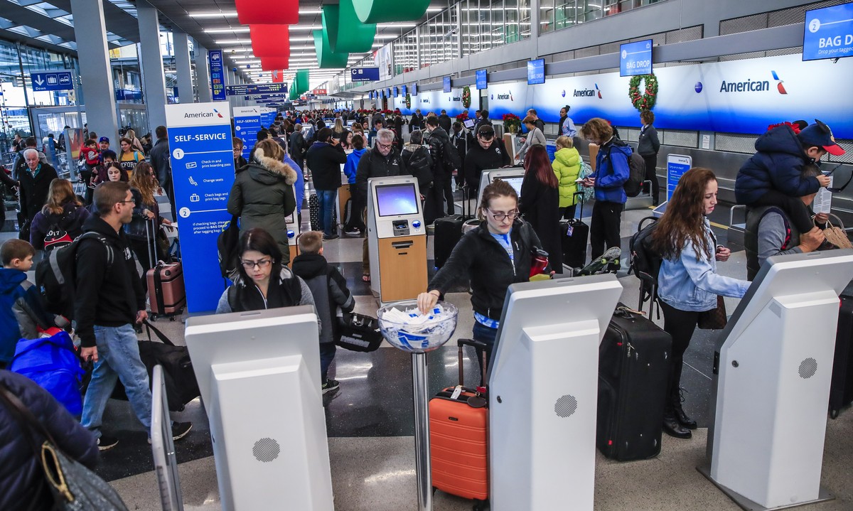 epa08029364 People check in for flights at O'Hare International Airport in Chicago, Illinois, USA, 27 November 2019. The Thanksgiving holiday is traditionally the most traveled weekend of the yea ...