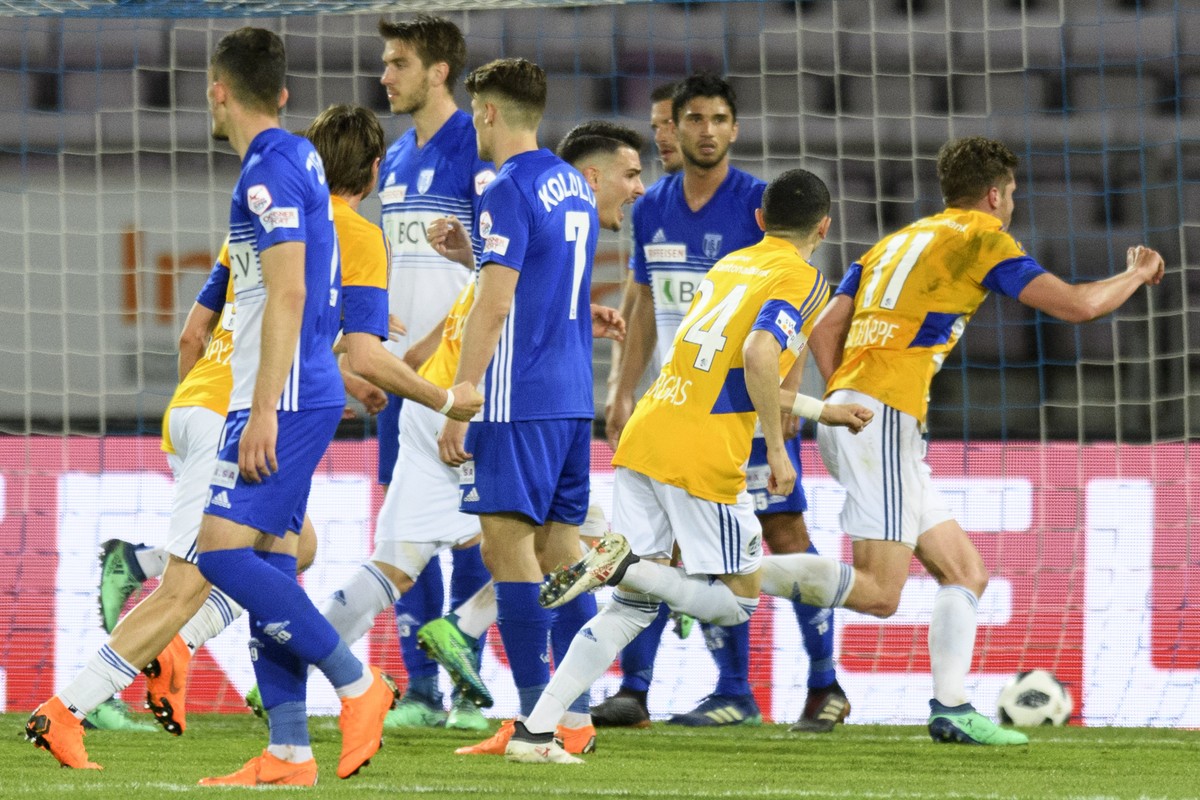 Le milieu lucernois Pascal Schuerpf, droite, celebre le premier but avec ses coequipiers devant la deception des joueurs lausannois lors de la rencontre de football de Super League entre le FC Lausann ...