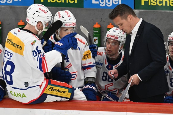 Klotens Head Coach Lauri Marjamaeki, rechts, gibt Anweisungen beim Eishockey-Qualifikationsspiel der National League, zwischen den SCL Tigers und dem EHC Kloten, am Samstag, 19. Oktober 2024, in der E ...