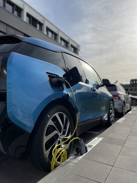 E-Autos sollen sich direkt am Strassenrand laden lassen, ohne lange Kabel, die als Stolperfallen gefährlich werden könnten.