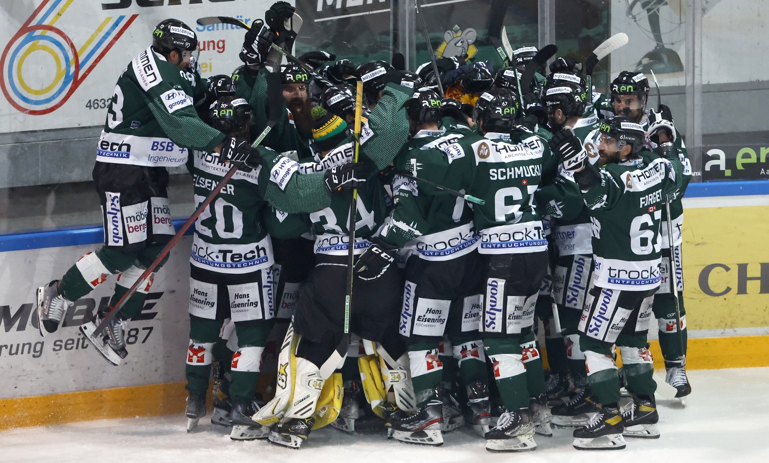 Oltens Spieler jubeln nach dem Tor zum 1-0 in der Verlaengerung, im 2. Eishockey Playoff Finale der Swiss League zwischen EHC Olten und EHC Kloten, am Mittwoch, 13. April 2022, in Olten. (KEYSTONE/Pet ...