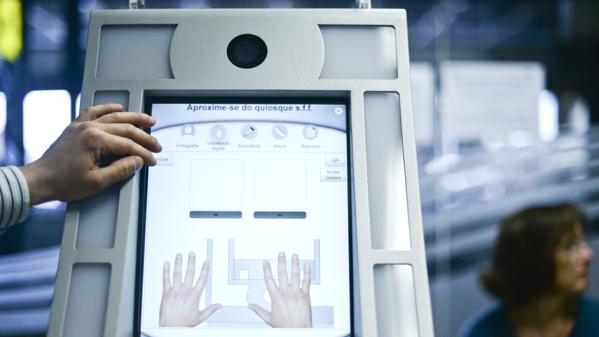 Empreintes digitales et données biométriques vérifiées en utilisant le kiosque d'inscription à l'aéroport de Lisbonne