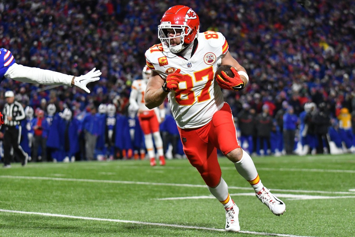 NFL, American Football Herren, USA AFC Divisional Round-Kansas City Chiefs at Buffalo Bills Jan 21, 2024 Orchard Park, New York, USA Kansas City Chiefs tight end Travis Kelce 87 runs with the ball aft ...