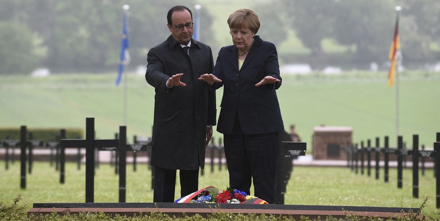 François Hollande und Bundeskanzlerin Angela Merkel auf dem&nbsp;Soldatenfriedhof von Consenvoye.