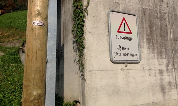 Eine Strasse hoch nach Seelisberg können sie nicht bauen in Bauen, aber Humor haben sie.