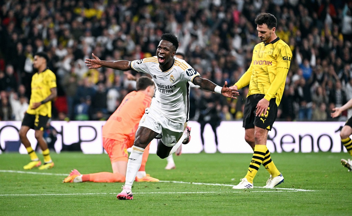 Fussball, Champions League Finale, Saison 2023/2024, Wembley Stadium London: Bor. Dortmund - Real Madrid 0:2 Jubel Vinicius Junior RMA nach seinem Tor zum 0:2, Mats Hummels BVB entt�uscht. Jubel, Freu ...