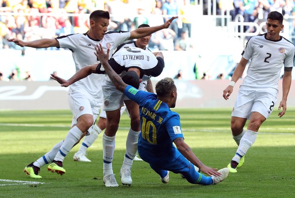 epa06830504 Neymar of Brazil (blue) and Giancarlo Gonzalez of Costa Rica in action during the FIFA World Cup 2018 group E preliminary round soccer match between Brazil and Costa Rica in St.Petersburg, ...