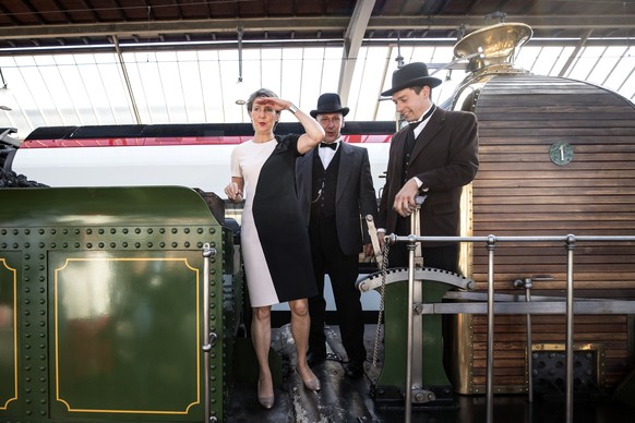 Bundesraetin Simonetta Sommaruga, links, steht an der offiziellen Jubilaeumsfeier zum 175 Jahrestag der Inbetriebnahme der ersten Eisenbahnstrecke in der Schweiz, am Dienstag, 9. August 2022 im Hauptb ...