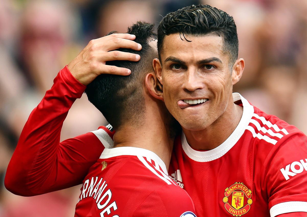 epaselect epa09461745 Bruno Fernandes of Manchester United (L) is being congratulated by teammate Cristiano Ronaldo after scoring his team's third goal during the English Premier League soccer ma ...