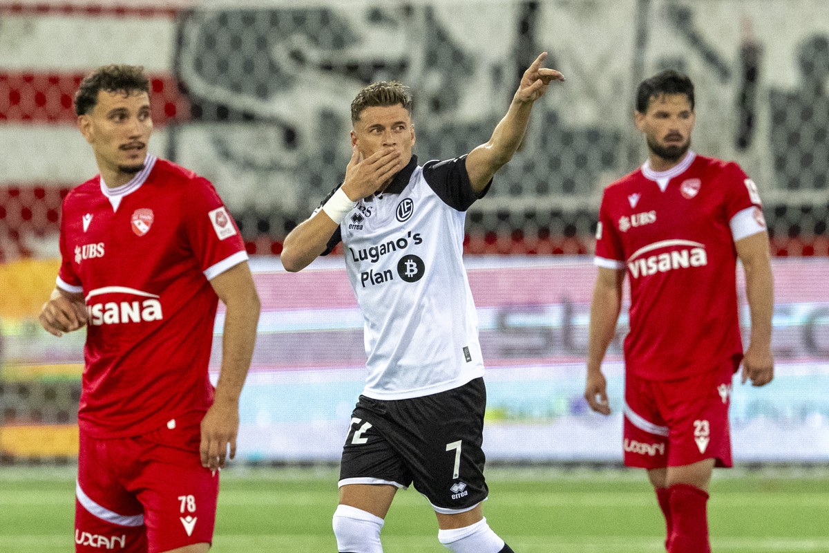 Ezgjan Alioski, mitte, von Luganofeiert sein Penalty Tor zum 0:1 vor Valmir Matoshi, links, und Marco Buerki, rechts, beim Super League Meisterschaftsspiel zwischen dem FC Thun und dem FC Luganovom Sa ...
