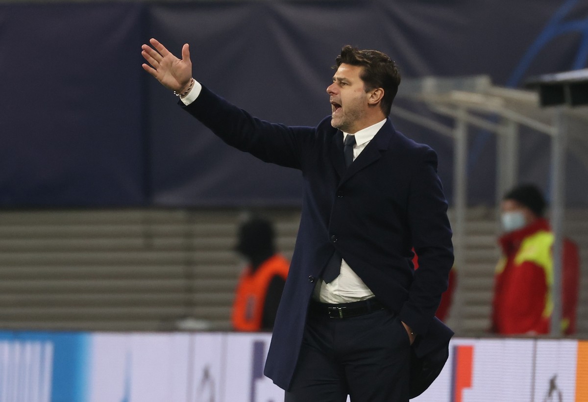 epa09562392 Paris Saint Germain's head coach Mauricio Pochettino reacts during the UEFA Champions League group A soccer match between RB Leipzig and Paris Saint-Germain (PSG) in Leipzig, Germany, ...