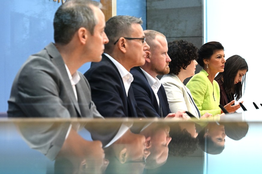 23.10.2023, Berlin: Die Politikerin Sahra Wagenknecht (2.v.r) spricht w�hrend der Pressekonferenz zur Gr�ndung des Vereins �B�ndnis Sahra Wagenknecht - F�r Vernunft und Gerechtigkeit� (BSW). Der Verei ...