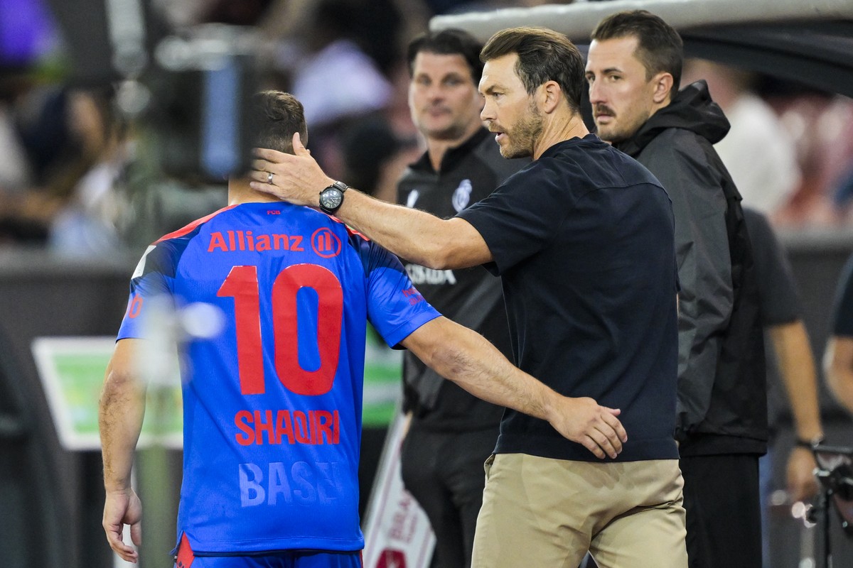 Trainer Stephan Lichtsteiner (FCB) wechselt Xherdan Shaqiri ein beim Fussballspiel der Super League zwischen dem FC Zuerich (FCZ) und dem FC Basel (FCB), am Samstag, 22. August 2026 im Stadion Letzigr ...